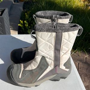 Insulated snow boots